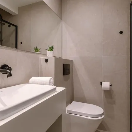 Huswell - Spacious Two Bedroom In